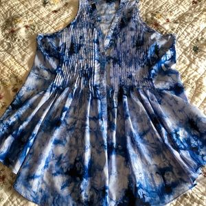 Blue tie dye sleeveless hi low top, size XL.